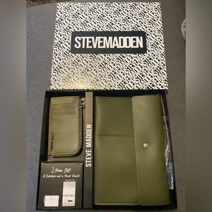 Steve Madden 2 piece set. A cardcase and a travel pouch.